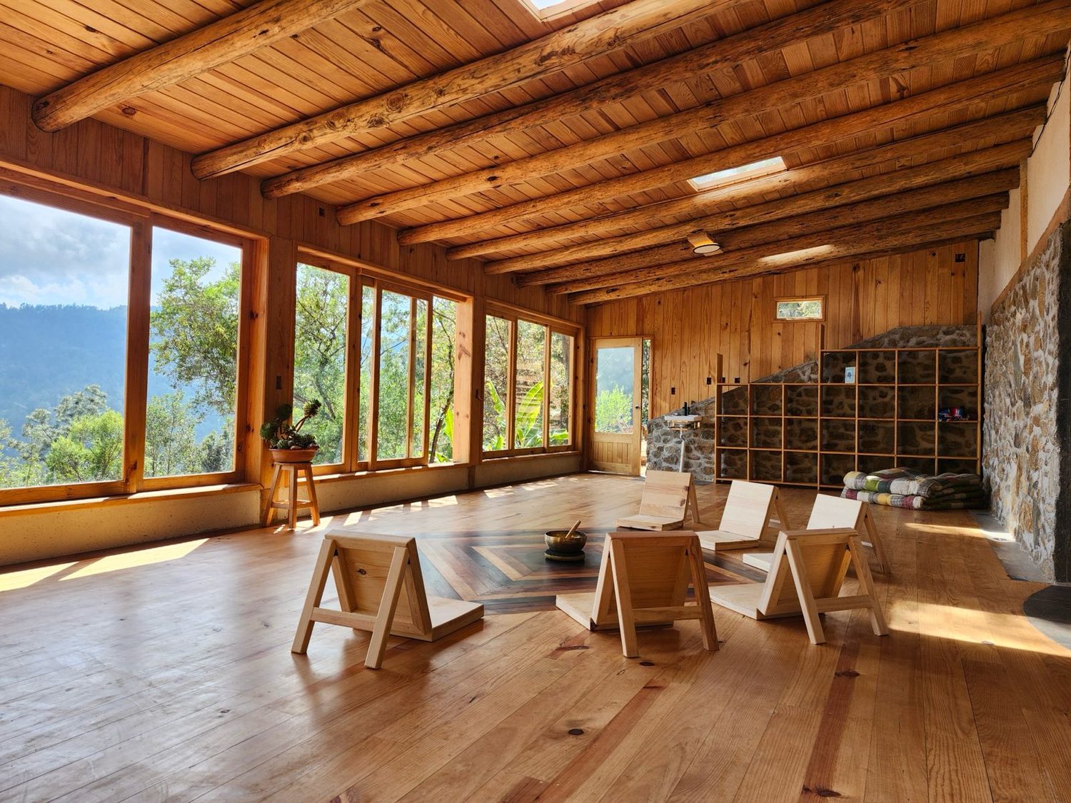 Salón ceremonial de madera · La Cuna